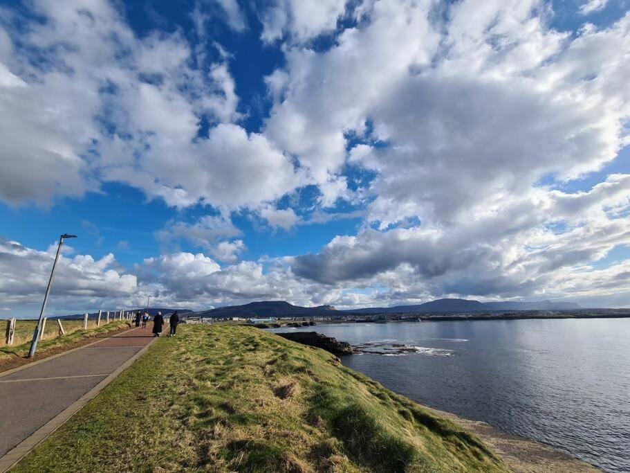 Bundoran Seaside Stays House - Wifi, Large Spacious Home Eksteriør billede